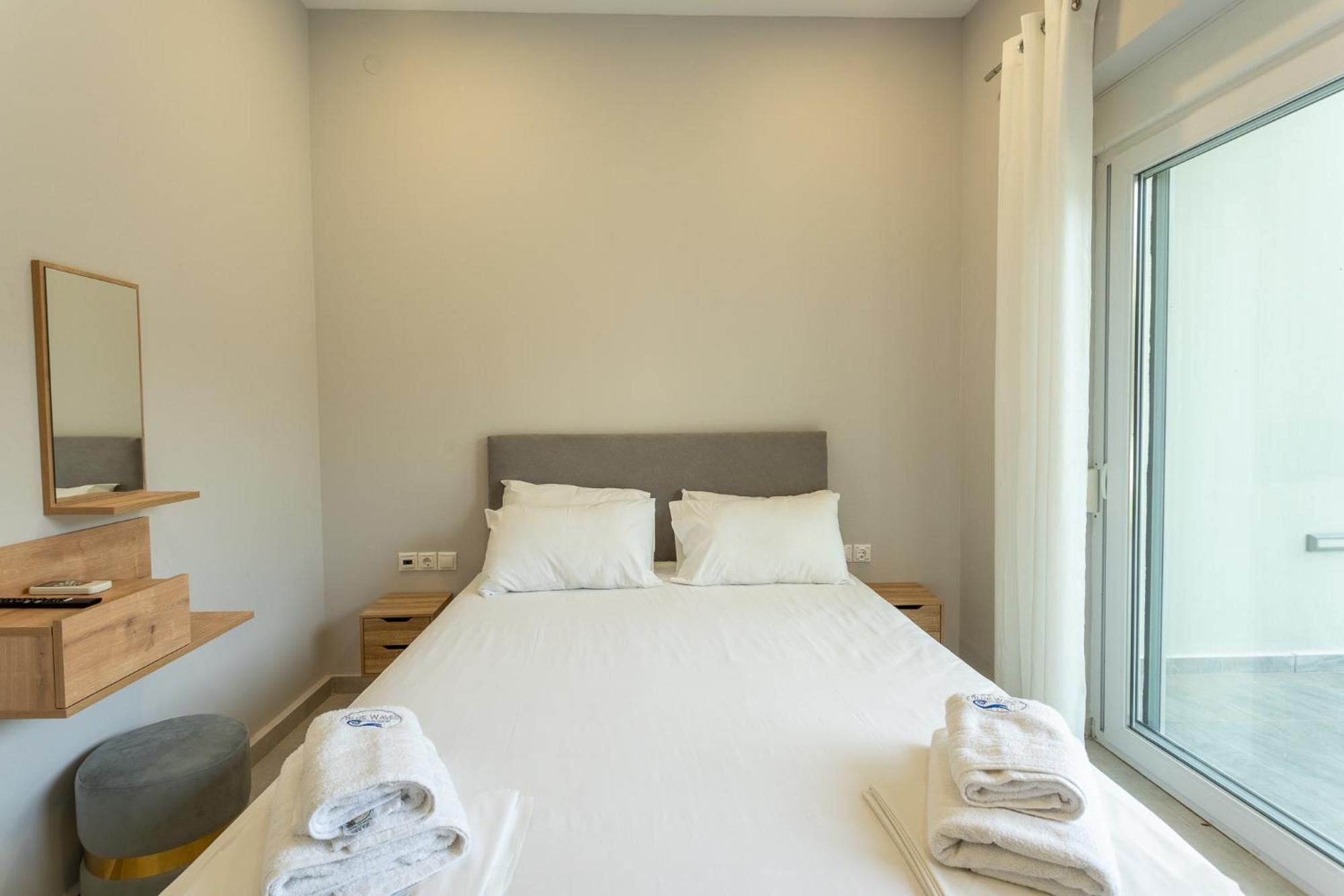 Blue Waves Luxury Suites By The Sea Plomari Exterior foto