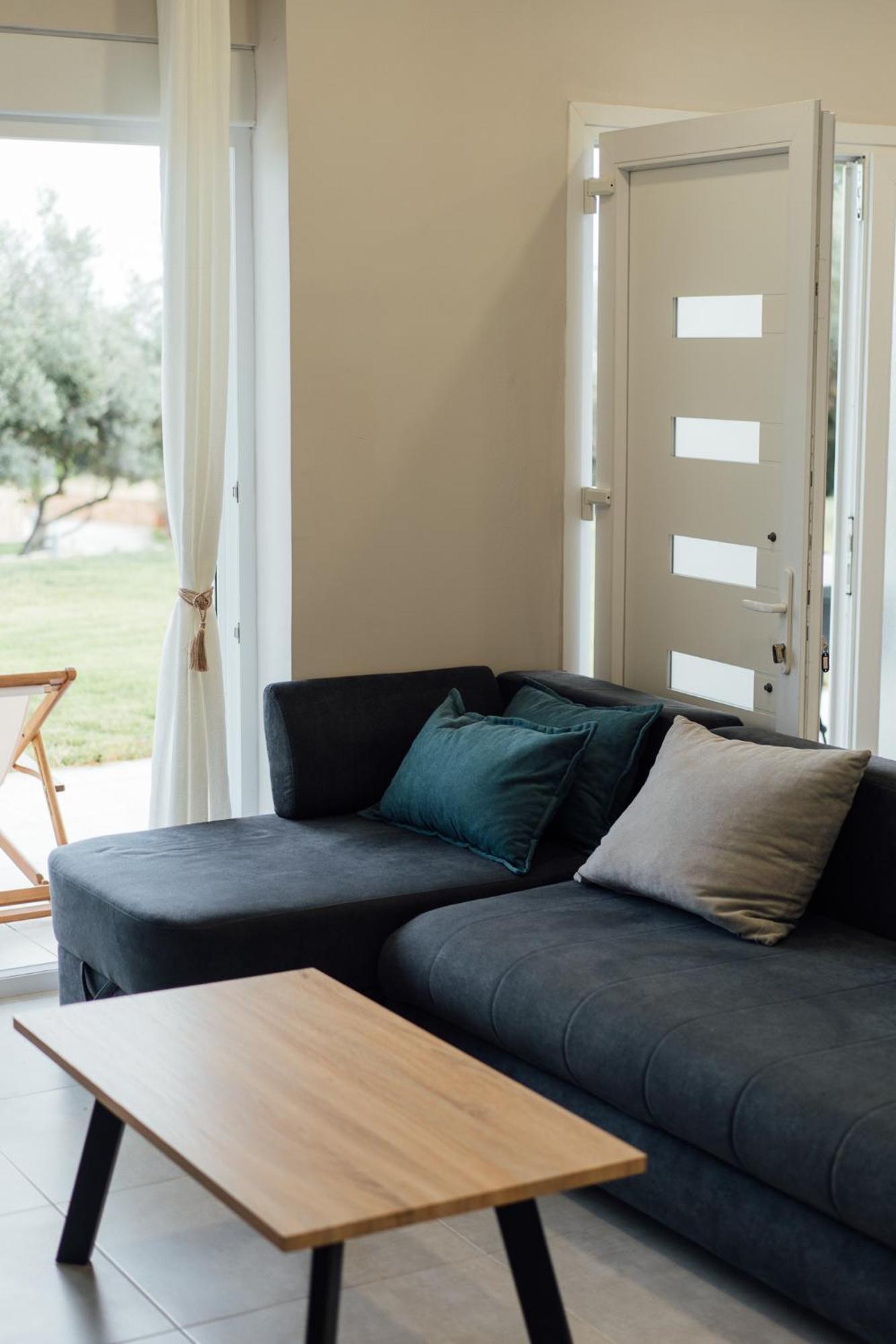 Blue Waves Luxury Suites By The Sea Plomari Exterior foto