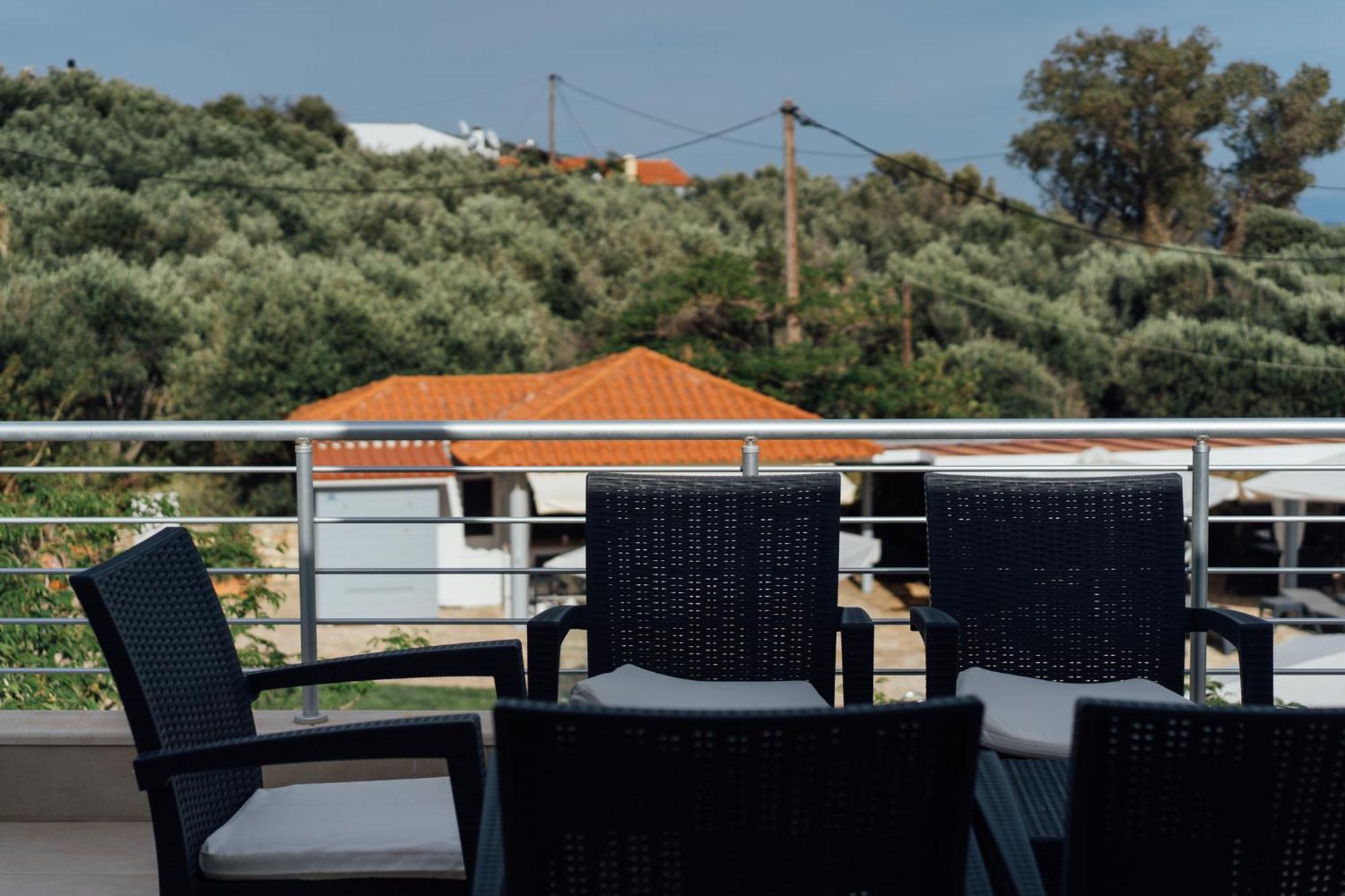 Blue Waves Luxury Suites By The Sea Plomari Exterior foto