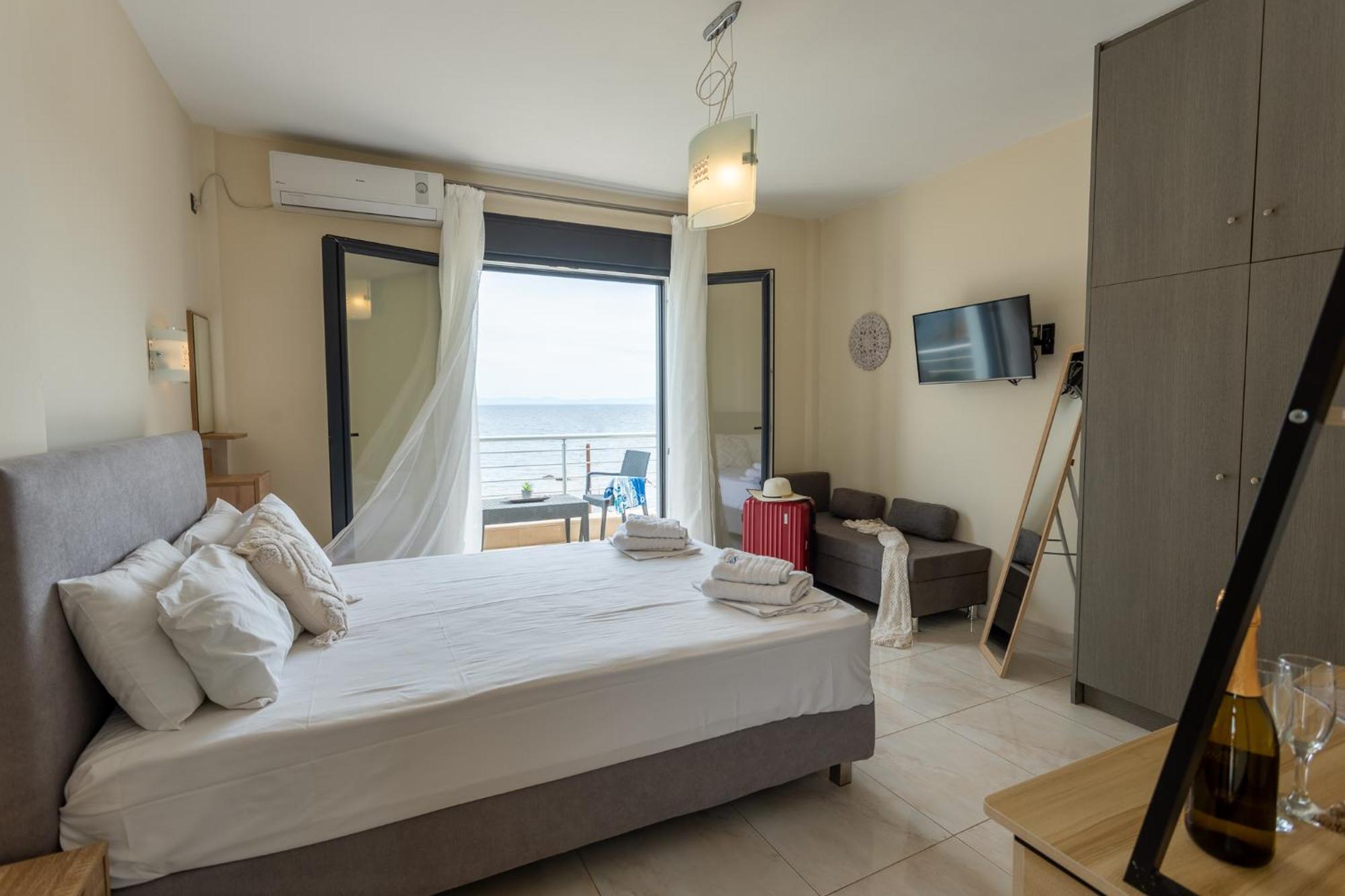 Blue Waves Luxury Suites By The Sea Plomari Exterior foto