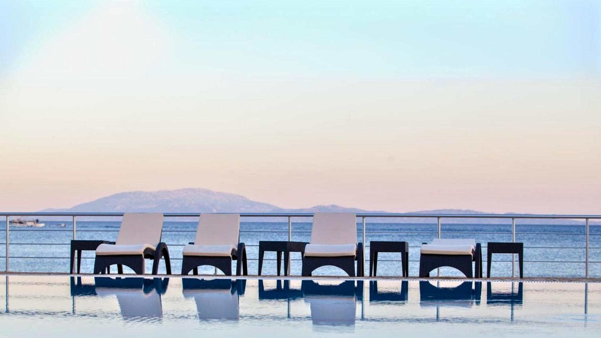 Blue Waves Luxury Suites By The Sea Plomari Exterior foto