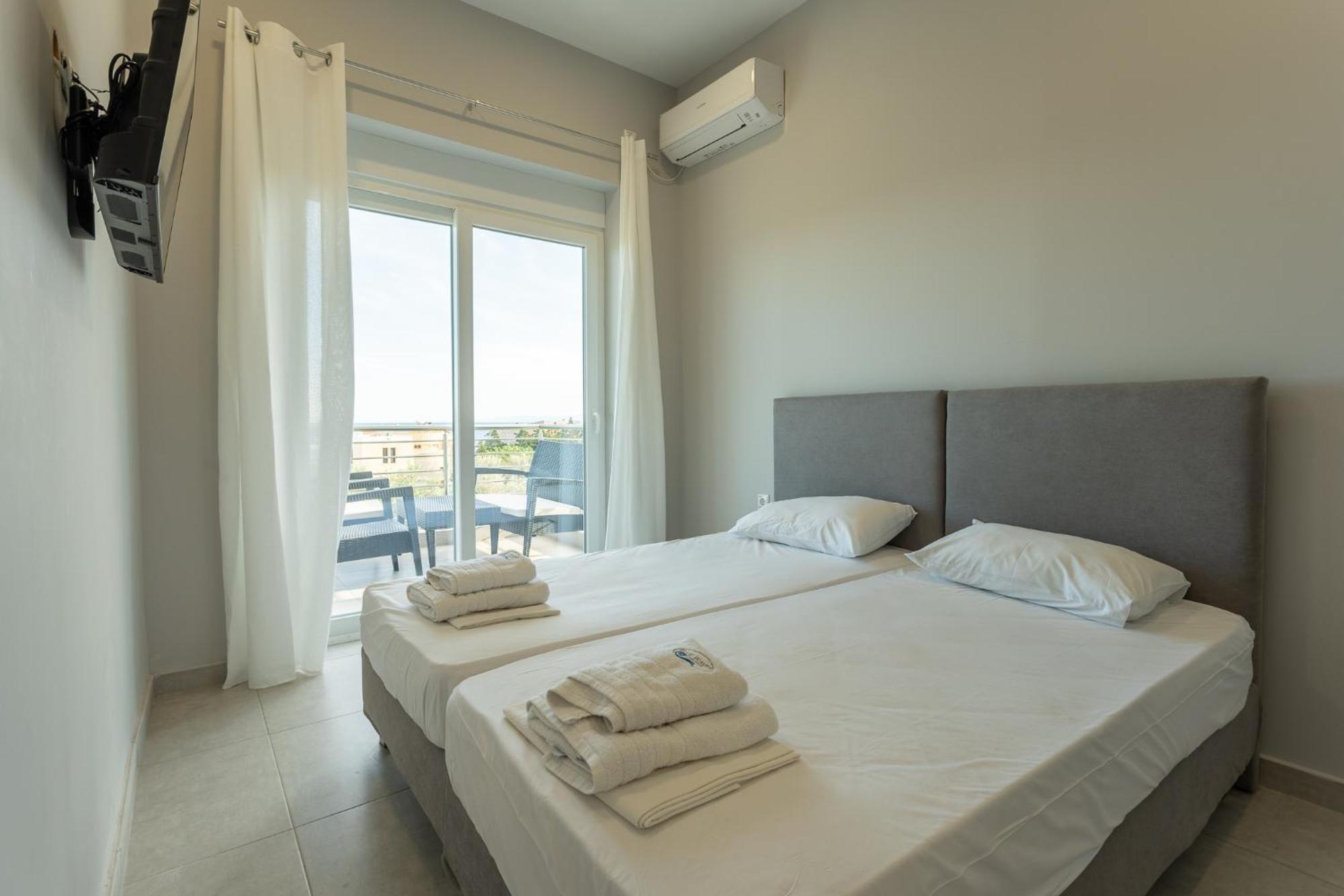 Blue Waves Luxury Suites By The Sea Plomari Exterior foto